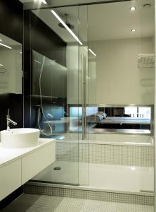 阿尔卡拉德荷那利斯塞尔科泰尔艾西恩高尔夫酒店的一间带玻璃淋浴和水槽的浴室