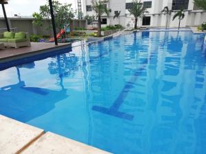宿务Nica's Place Property Management Services at Horizons 101 Condominium的蓝色的酒店游泳池
