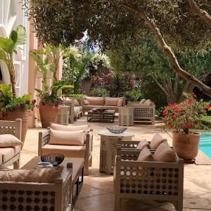 阿加迪尔里亚德斯高尔夫球酒店的带沙发、桌子和植物的庭院