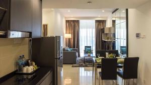 努沙再也Encorp Marina Suites By Iconic Bliss的厨房以及带桌椅的起居室。