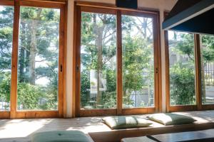 箱根坦玛酷天幕内陆炉灶旅馆的客房设有窗户和一张带枕头的床。