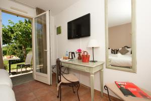 莫桑莱阿尔皮莱欧利亚贝斯特韦斯特酒店的客房设有书桌、镜子和床。