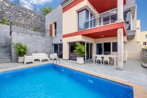 圣乌尔苏拉SuperMakar10 - Green Palm的一座带游泳池和房子的别墅