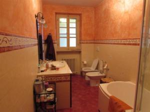 佩鲁贾德米琪拉住宿加早餐酒店的带浴缸、卫生间和盥洗盆的浴室