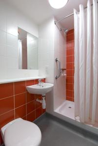 爱丁堡大不列颠爱丁堡酒店的浴室配有卫生间、盥洗盆和淋浴。
