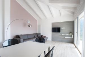 滕诺Terrazze sul Garda的客厅配有沙发和桌子
