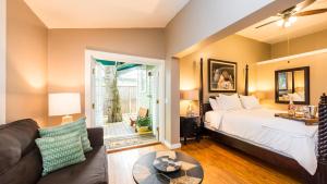 基韦斯特L'Habitation Guesthouse- Adult Exclusive的一间卧室设有一张床和一间客厅。