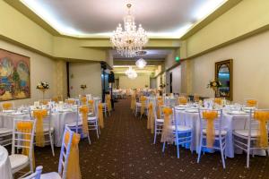 布加勒斯特Casa Siqua的宴会厅配有白色的桌子和蓝色的椅子