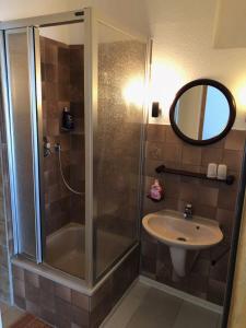 门兴格拉德巴赫Hotel Europa的带淋浴和盥洗盆的浴室