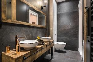 克拉科夫Wooden Horse - New Apartment - Old Town的浴室设有2个水槽和镜子