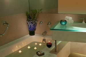 纽约千禧纽约时代广场酒店的带浴缸和葡萄酒的浴室