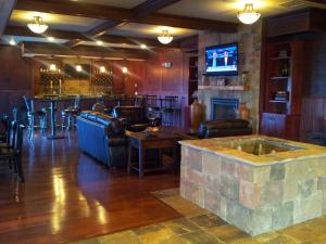 迈诺特Extended Stay Americas Suites - Minot的一间酒吧,配有沙发和电视