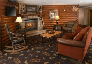 罗斯切尔德Stoney Creek Hotel Wausau - Rothschild的带沙发和壁炉的客厅