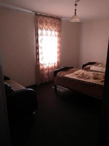 居塔Levan & Megi的一间卧室设有两张床和窗户。