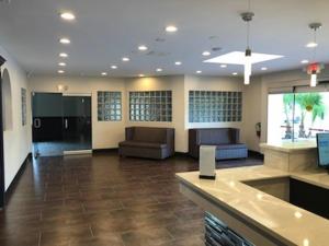 SureStay Plus Hotel by Best Western Sacramento Cal Expo的休息区