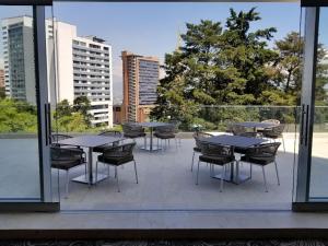 麦德林Estelar La Torre Suites的阳台上的一组桌椅