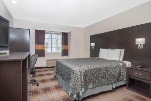 法里巴尔法里巴尔戴斯酒店的配有一张床和一台平面电视的酒店客房