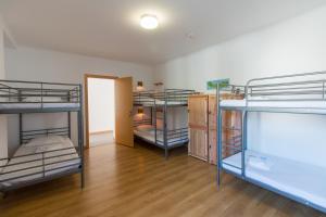 Change The World Hostels - Açores - Ponta Delgada客房内的一张或多张双层床
