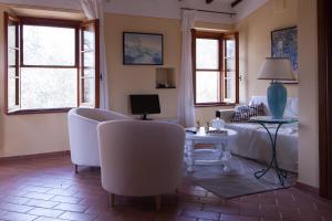 托里塔迪谢纳Podere Villa Rosa的客厅配有沙发和桌椅