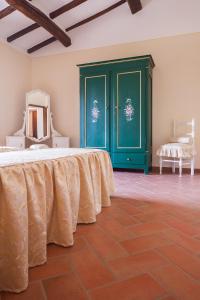 托里塔迪谢纳Podere Villa Rosa的一间卧室设有一张大床和一个绿廊