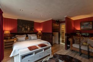 卡茨休维尔贝克的住宿加早餐旅馆的一间卧室设有一张带红色墙壁的大床