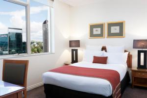 奥克兰奥克兰西码头塞贝尔酒店的一间设有大床和窗户的酒店客房