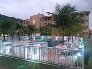 曼加拉蒂巴Loft Condado em Sahy - Mangaratiba的享有游泳池的夜间景致