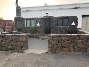 拉哈雷斯Yasmina的石屋,石墙和门