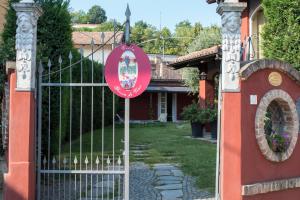 拉莫拉Villa Goccia di Vino的房屋前有标志的大门