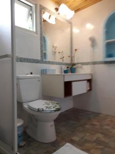 盐寮藍白舍的一间带卫生间、水槽和镜子的浴室