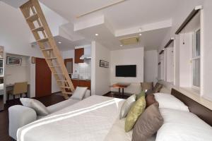 京都Kyoto - house / Vacation STAY 1099的一间卧室设有一张床和一间客厅。