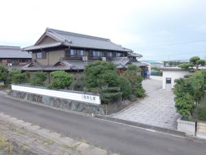 桑名市Minpaku Nagashima room1 / Vacation STAY 1028的街道前有白色长凳的建筑