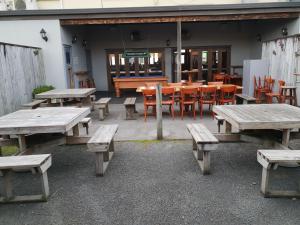 玛塔玛塔赛马骑师旅馆的一组野餐桌椅,位于餐厅前