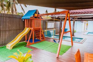 南迪斐济威洛艾洛海滩华美达酒店 的一个带滑梯和秋千的游乐场