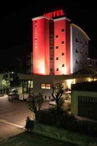 蒙泰基奥马焦雷圣马可酒店的一座晚上有红灯的建筑