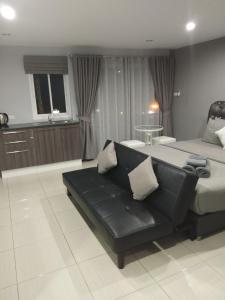 梭桃邑亚洲海滩公寓的客厅配有床和沙发