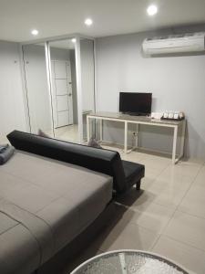 梭桃邑亚洲海滩公寓的客房设有一张床、一张桌子和一台电脑