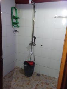 卢纳将军城九云家居宾馆的浴室设有卫生间,内有水桶