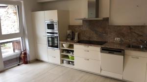 费斯Terra Rossa的厨房配有白色橱柜和台面