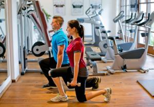 奥伊根多夫萨尔茨堡豪尔兹纳维尔特酒店的男女在健身房锻炼