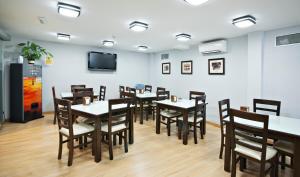 哈拉马河畔帕拉库埃略斯T4旅馆的用餐室配有桌椅和平面电视。