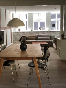 哥本哈根K10 Apartments的客厅配有桌子和沙发