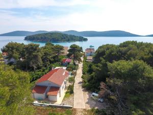 BrguljeSpacious Holiday Home in Molat with Pool的水体旁房子的空中景观