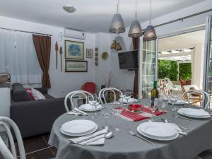 BrguljeSpacious Holiday Home in Molat with Pool的餐桌,配有盘子和酒杯