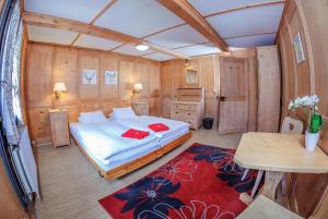 尚佩里Guest House du Grand Paradis - On Piste的卧室配有一张床和一张桌子