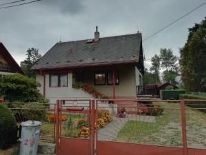 海尼采Ubytování v rodinném domě的前面有红墙的小房子