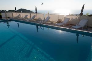 马尔恰纳贝尔特拉蒙托酒店的一组椅子和一个游泳池