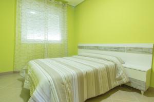 阿瓜杜尔塞Apartamentos Completos III Carlos III的黄色的卧室设有床和窗户