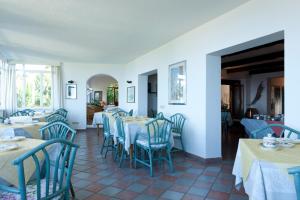 马尔恰纳贝尔特拉蒙托酒店的一间配备有蓝色椅子和桌子及桌面的用餐室