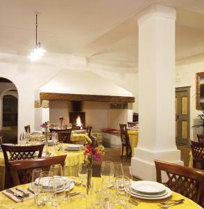 皮耶特拉伦加罗坎达德尔博尔戈酒店的一间带桌子和壁炉的用餐室